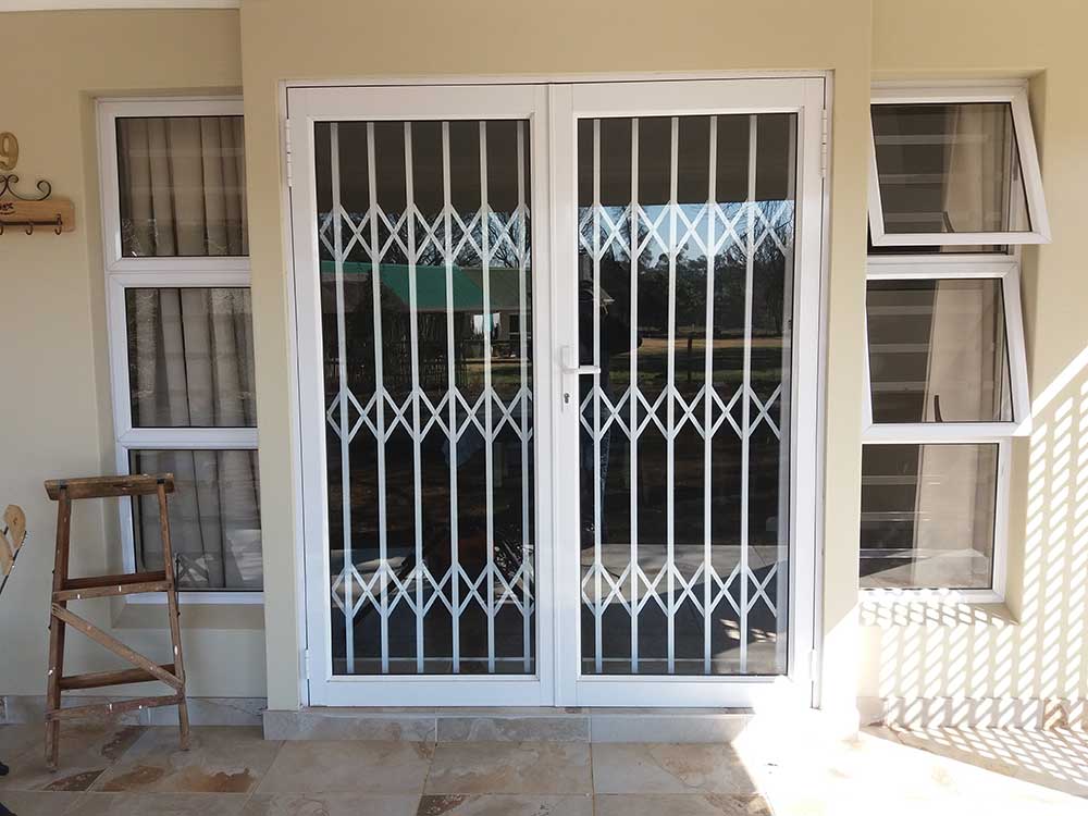 Heavy-Duty Trellis Doors: Retractable Commercial Defence